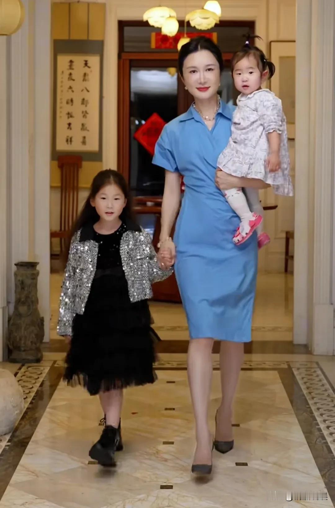 张纪中老婆杜星霖，带着两个女儿在家中走秀，张导的基因太强大了，两个闺女的眉眼都像