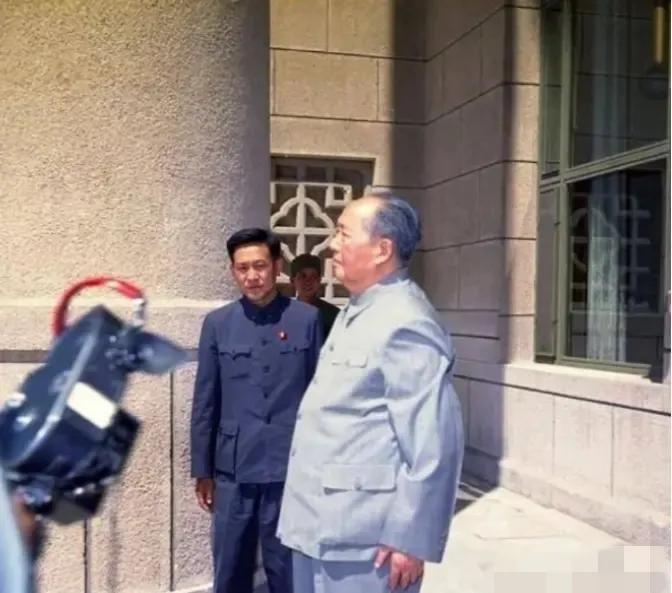 1975年10月1日的国庆节，毛主席靠在床头不看书，也不睡觉，沉思片刻，他对身边