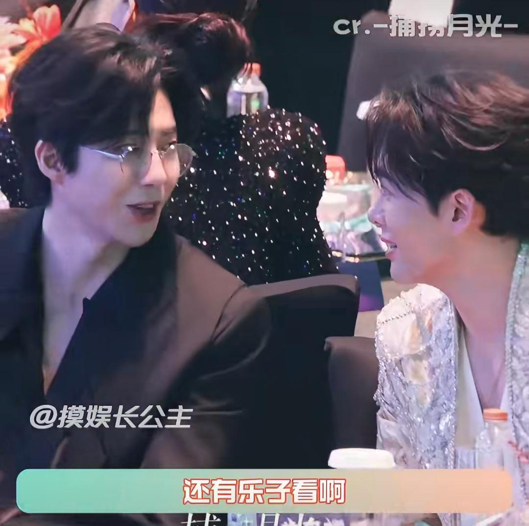 尖叫之夜的快乐全被这俩承包了！场内还没闹够，庆功宴结束刘宇宁直接逮住曾舜晞疯狂调