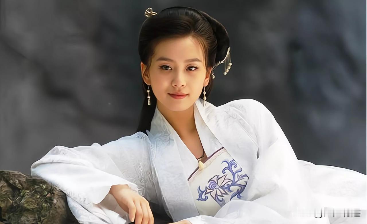 刘诗诗，从影以来到现在最美的一套妆造，无出其右，不接受反驳。
这套服装，质地裁剪