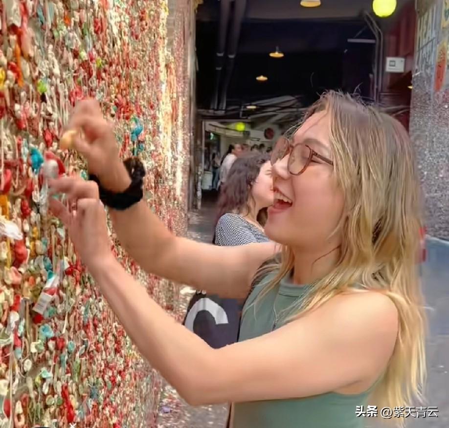 还有这样的口香糖墙壁[what]
呕~
脏死了
还舔来舔去的
扣下来又吃[翻白眼