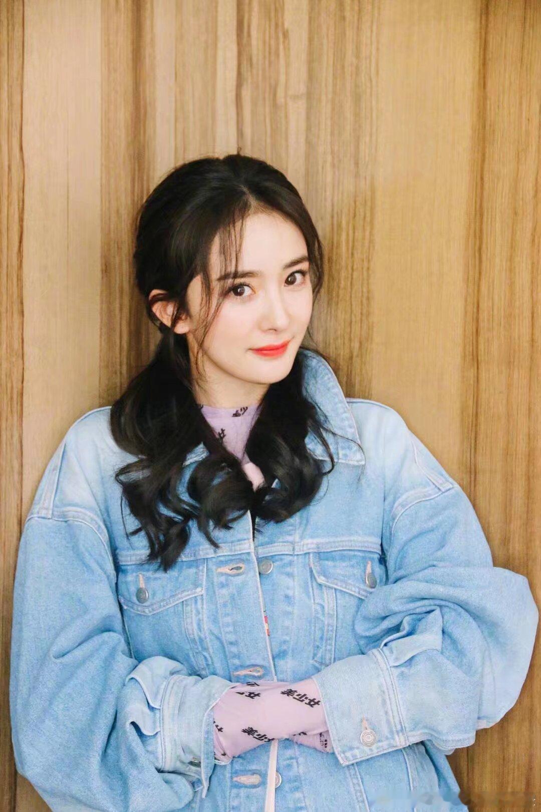 杨幂  🦊杨幂siinsiin全球品牌代言人 各种各样的人以电波为介质，通过这