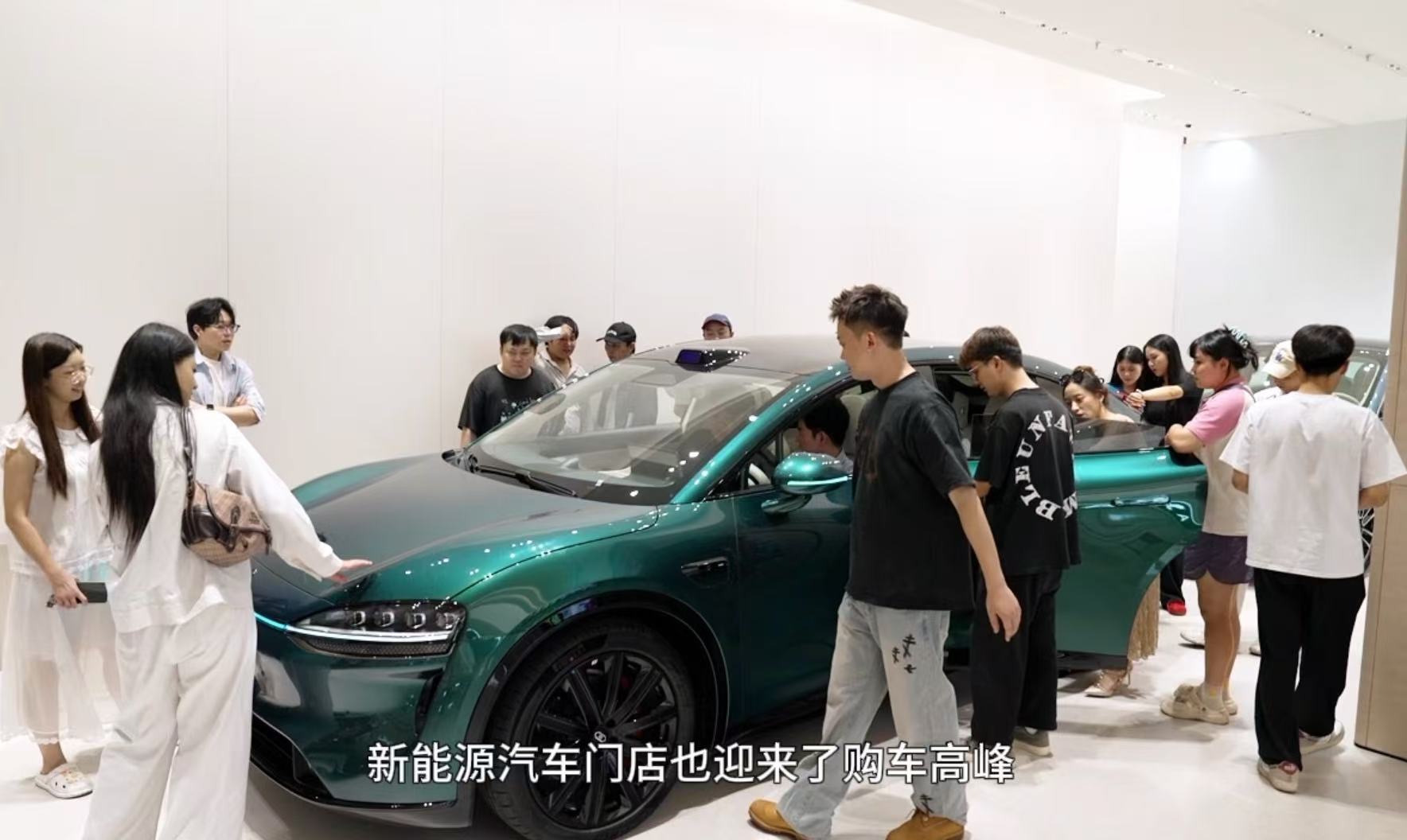 十一黄金周在买什么车不是吧？我断网了？真的第一次看到这款车！某界R7你小子可以啊