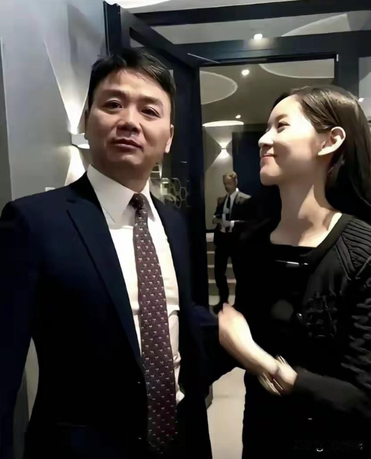 哈哈，难道东子哥与奶茶妹妹遭遇10年之痒了吗？

看看10年前，无论何时何地奶茶