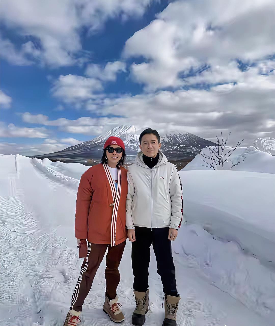 2026 年大年初一，刘嘉玲和梁朝伟在日本赏雪景的动态太让人羡慕了。刘嘉玲在社交