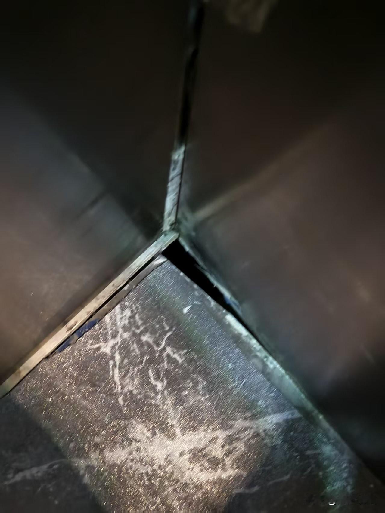 网友爆料：身为东胜天御业主，看到群里投诉电梯开裂的事，真是气不打一出来。曾经号称