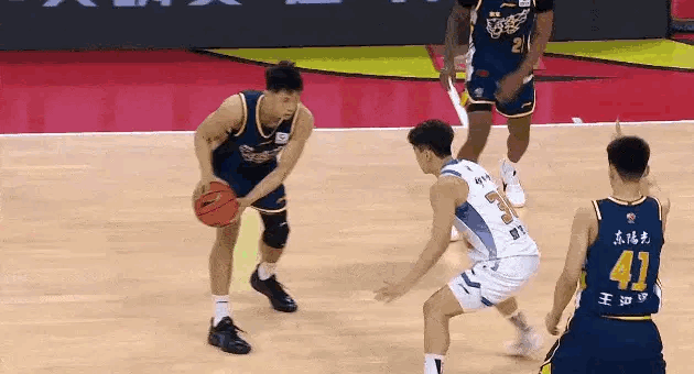 替补上场就变天！崔永熙连中两记三分+造犯规，广东从落后10分到反超

广东主场打