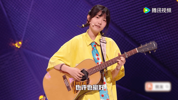 TFBOYS的不完美小孩是唱给大人的脱口秀和Ta的朋友们封馨童抱着吉他轻声哼唱，