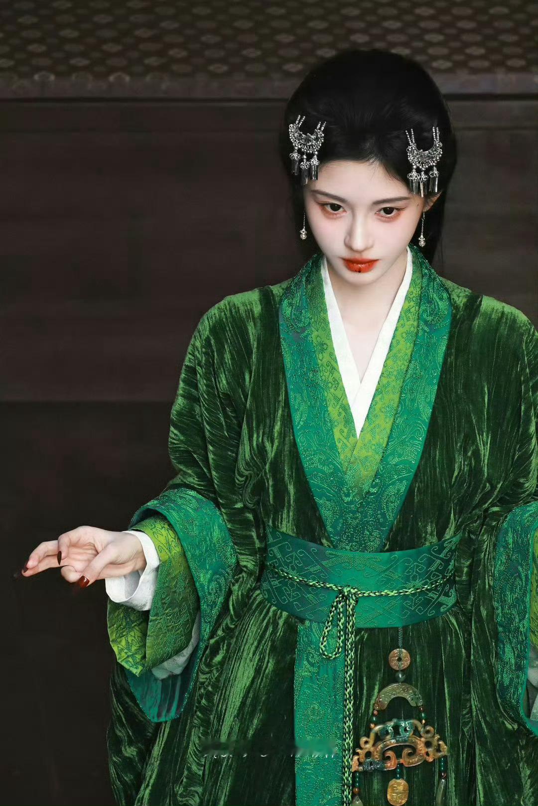 鞠婧祎这套战国袍都被短国全套复制粘贴了