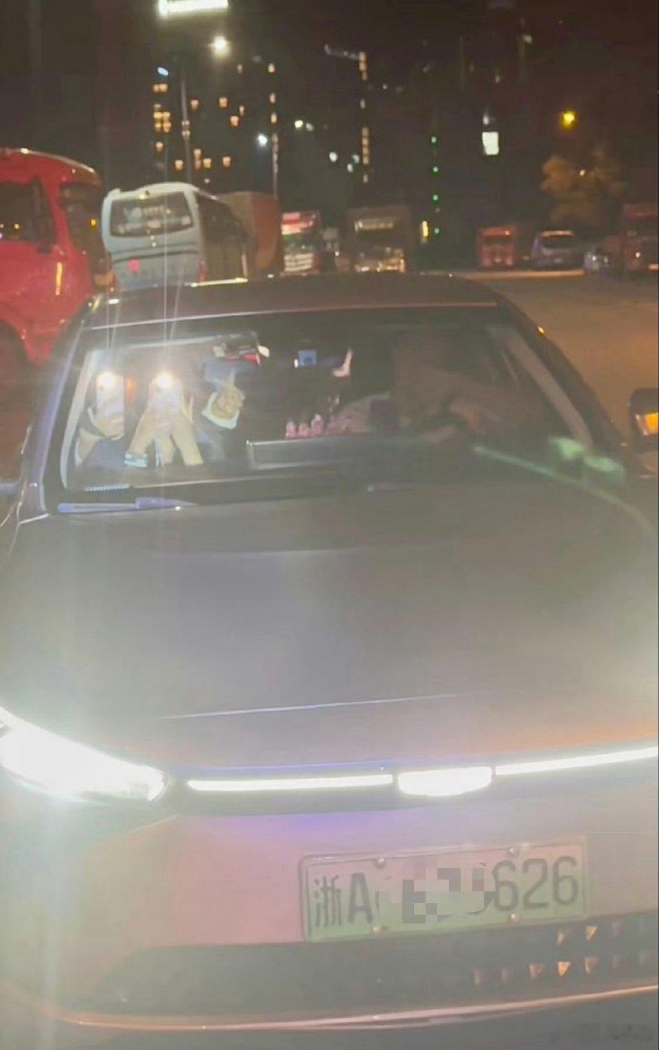 范丞丞今天在杭州被私生跟车，工作人员劝离，私生离开后突然试图开车撞工作人员。 ​