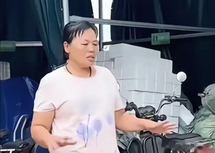 心酸！全红婵母亲说人太多了，不敢让女儿回家，有这4点原因。1、家乡打卡的人群让她