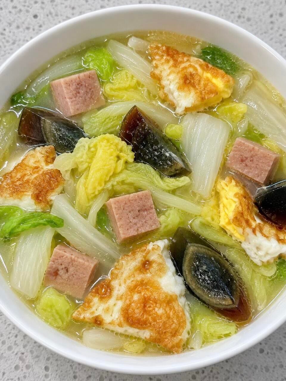 吃得干净真的会瘦，分享巨好吃的白菜皮蛋火腿肠豆腐汤，巨巨好吃，汤汁清甜，食材鲜嫩