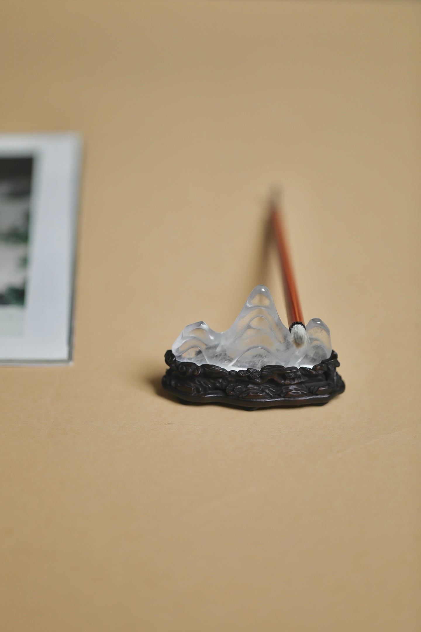 水晶 | 笔架此件笔架以经典三山式为骨，主峰巍峨耸峙，两侧峰峦起伏有致，线条婉转