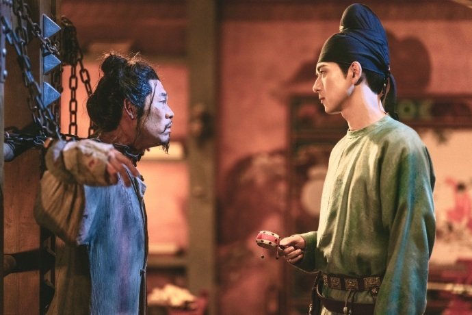 李现蒋长扬审讯花絮照  李现蒋长扬笑颜VS冷脸  李现蒋长扬审讯花絮照，是前一秒