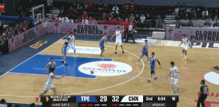 不愧是CBA联赛最火的本土球员啊……贺希宁个人能力真强，三分投的太自信了。对阵中