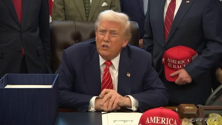 特朗普：美国该放下爱泼斯坦
今天凌晨，美国总统特朗普在白宫记者会上谈到关于爱泼斯