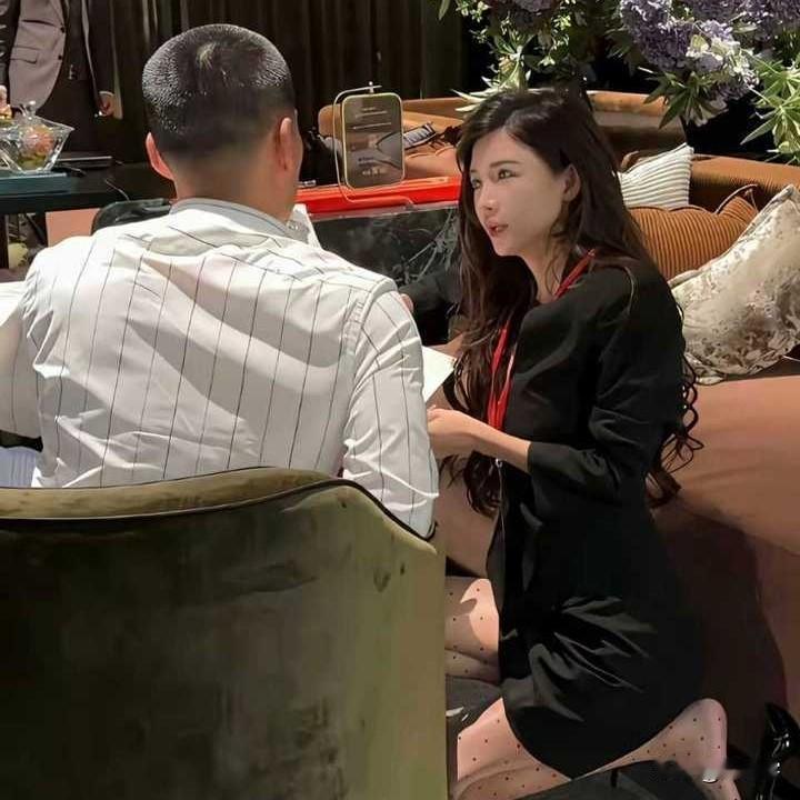 事实证明，销冠也不易！深夜还在复盘客户需求，连陪伴家人的时间都被压缩，光鲜的成绩