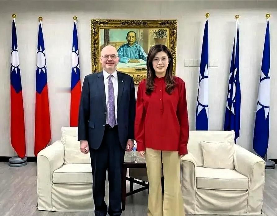蓝白联手硬刚天价军购！国民党“3800亿+N”设红线，民众党紧盯透明审查
 
近