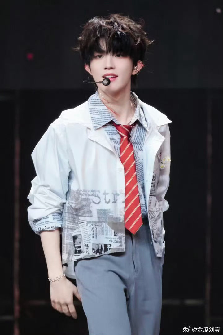 金瓜刘亮搞来的新鲜苏新皓福利好嫩的苏新皓，好帅的小卷毛，感谢老师送来的福利