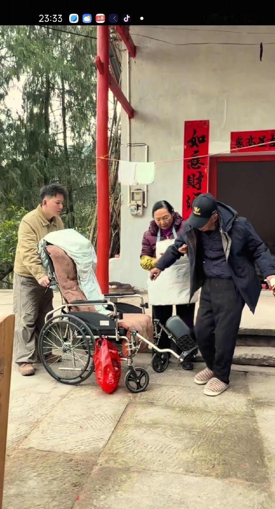 谢浩楠在春节期间在四川过年 ，这里是外婆的老家 ，也算是谢浩楠的故土， 在外婆外