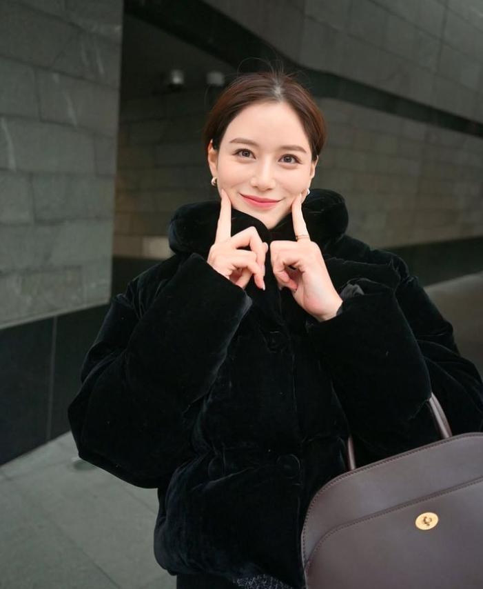 职场女性可复制的精致生活
可爱穿搭、超漂亮、超绝美体型职场女性。
美丽腰线闪耀的