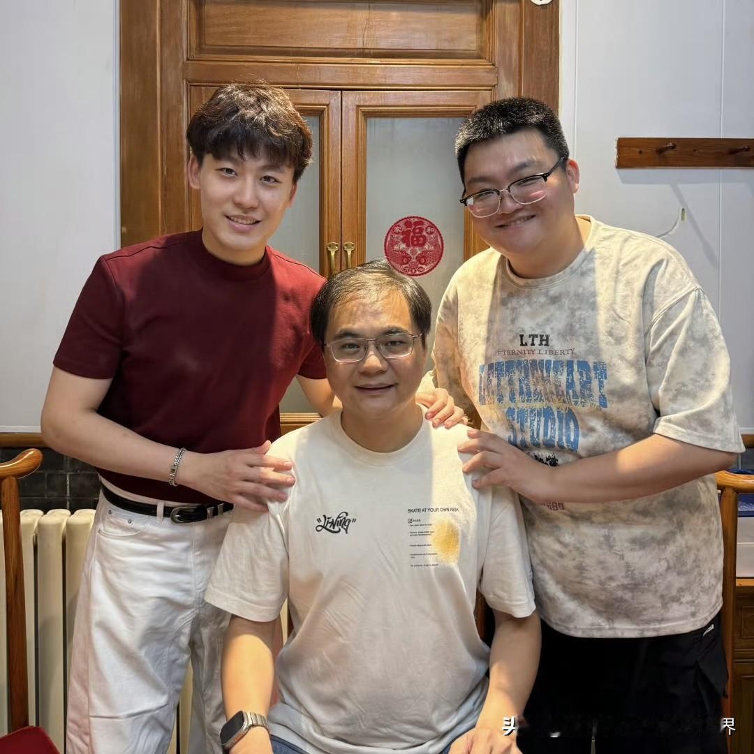 恭喜！高峰大徒弟郎昊辰与张九林搭档十周年。文案中，郎昊辰提及了二人首次合作的时间