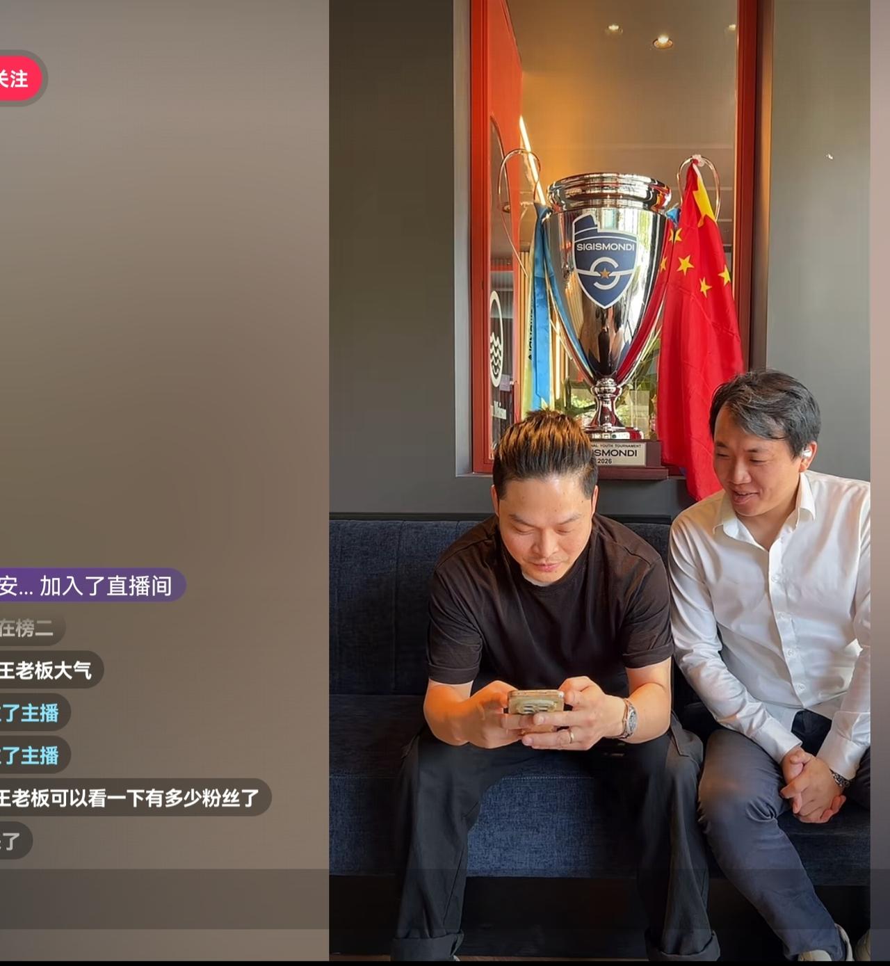 招待足球小将的罗马中餐馆老板娘直播了！她说，奖杯会在7月份运回国内，经过董路同意