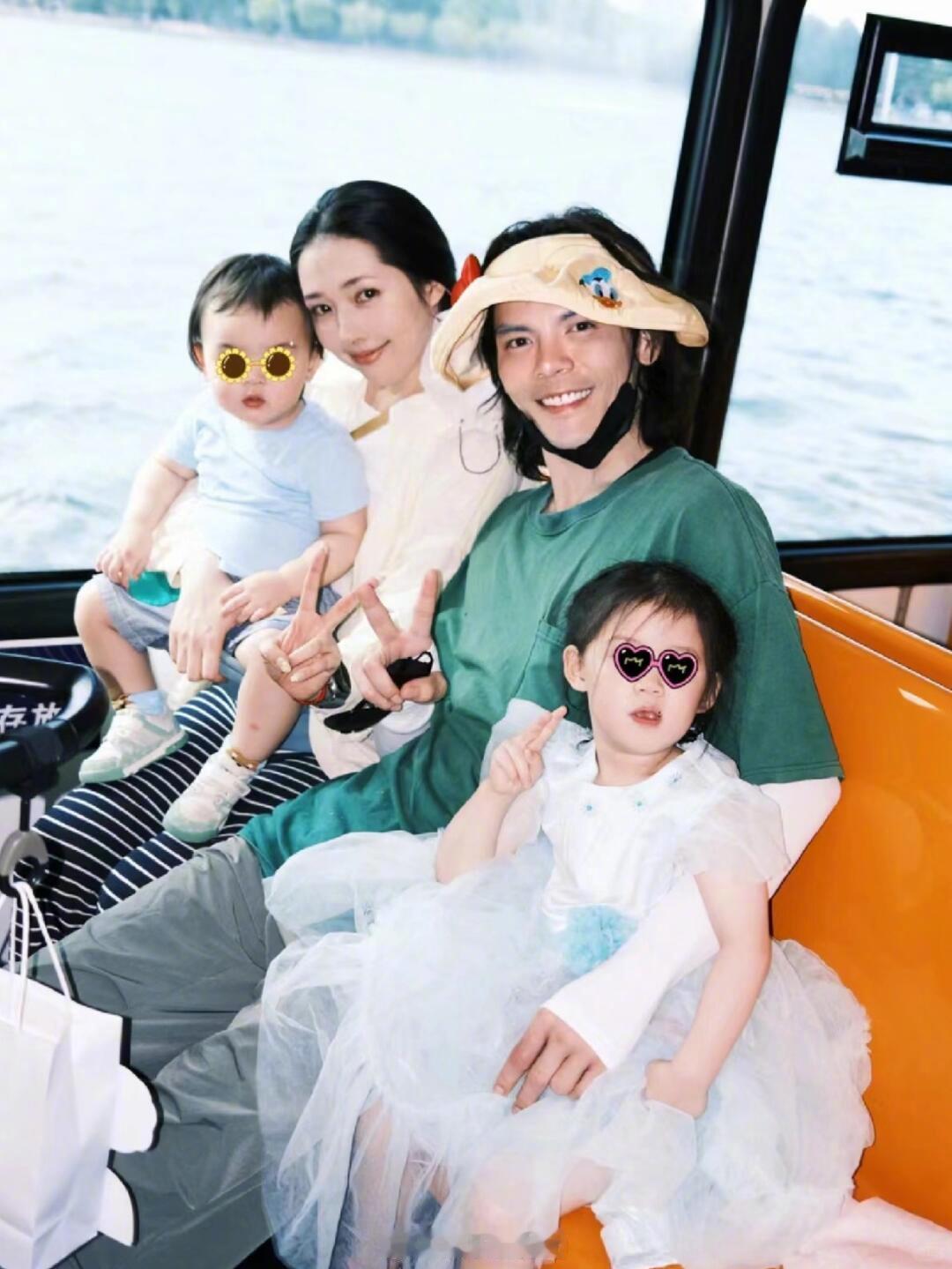 向佐郭碧婷一家四口滑雪 雪场见证了小朋友的可爱进步，姐姐解锁滑雪新技能，弟弟也克