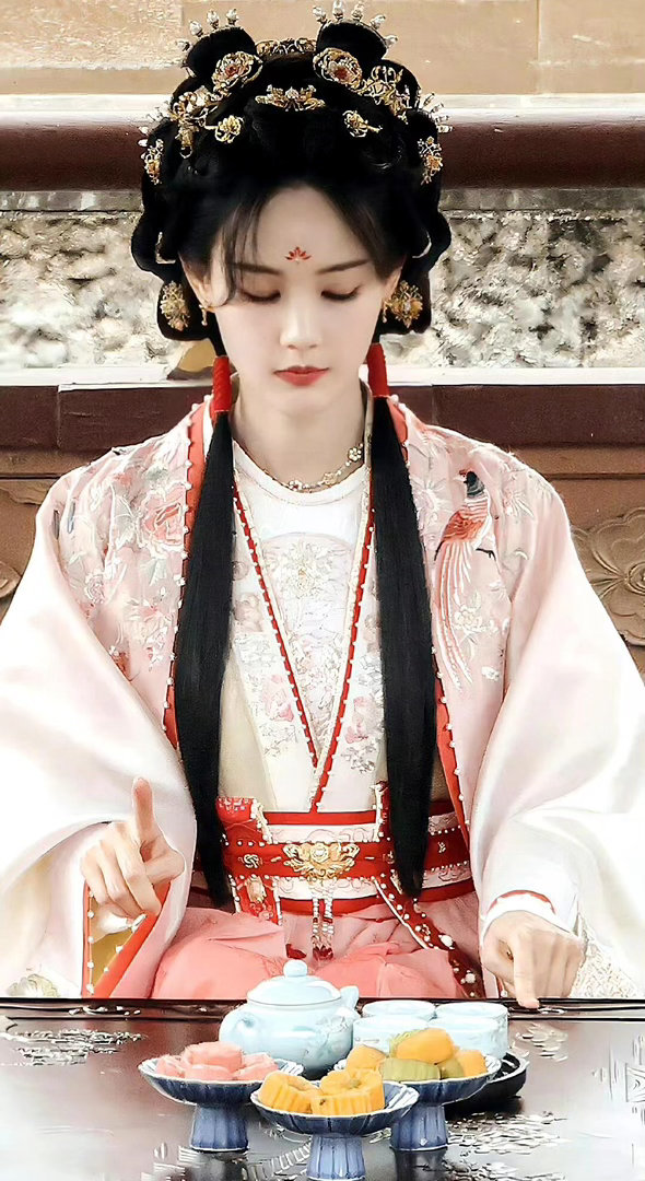 李一桐云秀行剧照 家人们谁懂啊，李一桐的范云完全是Labubu和旺仔牛奶的结合体