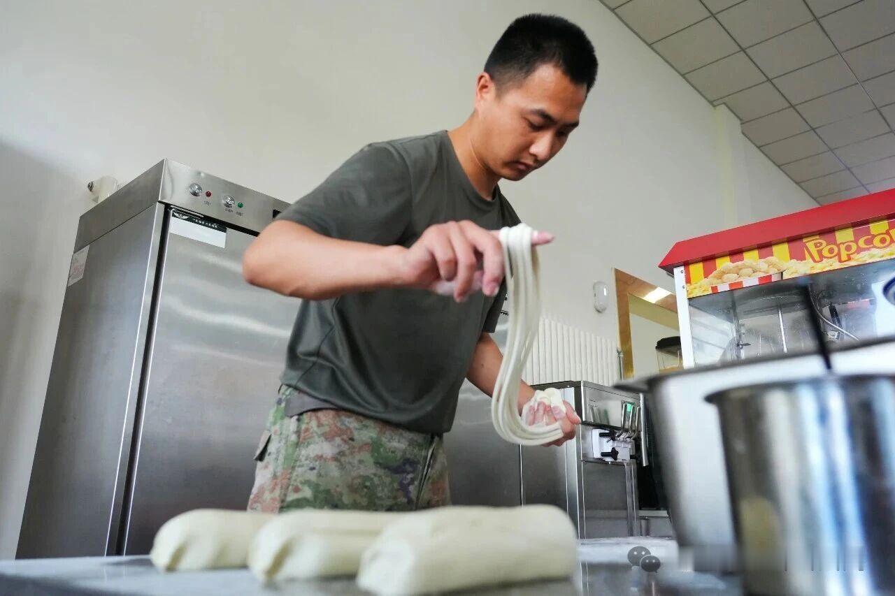 “上车饺子下车面”，新兵下连第一餐——手工拉面！(via:雪山战鹰) 
