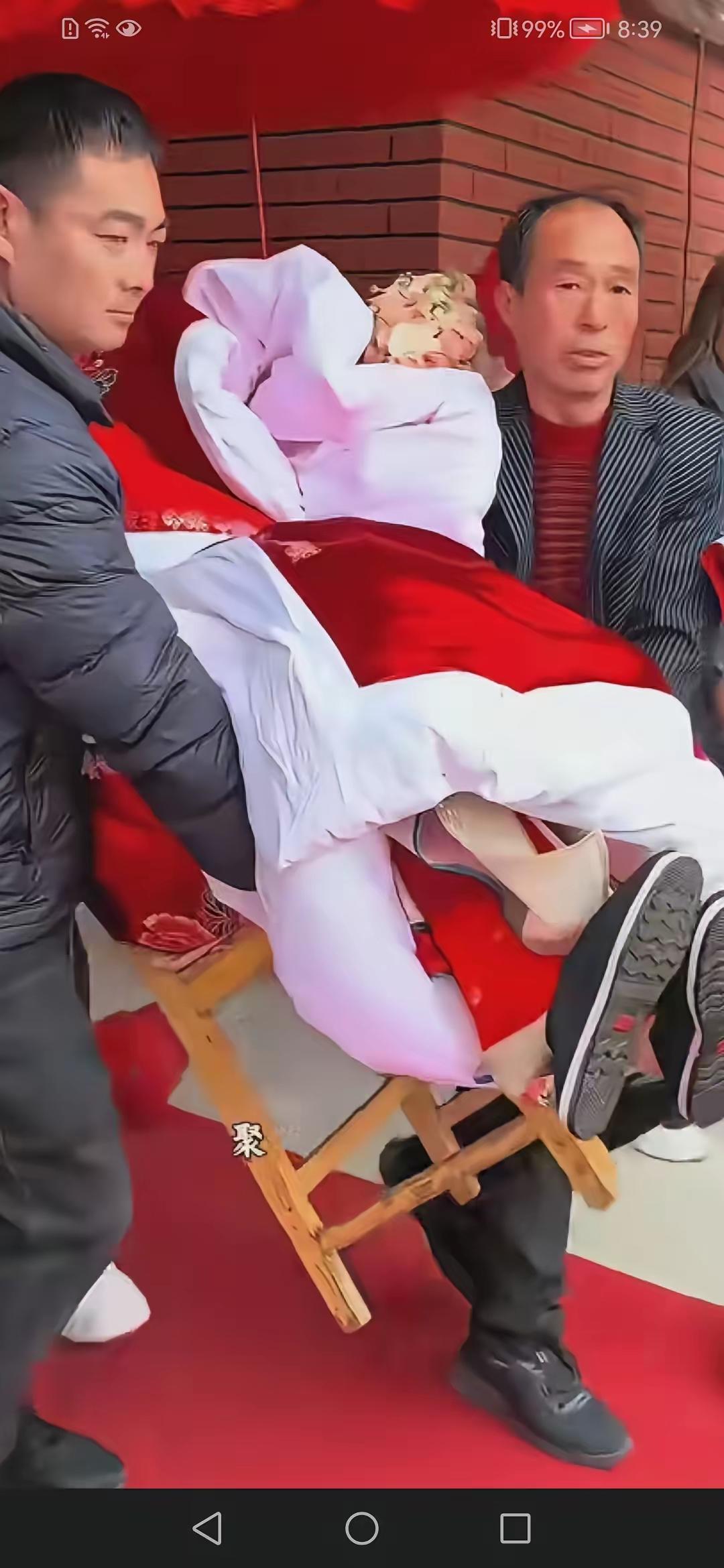 催人泪下！最扎心的结婚，大婚前新娘不幸突发疾病离世，新郎抱着遗照举行婚礼，让在场