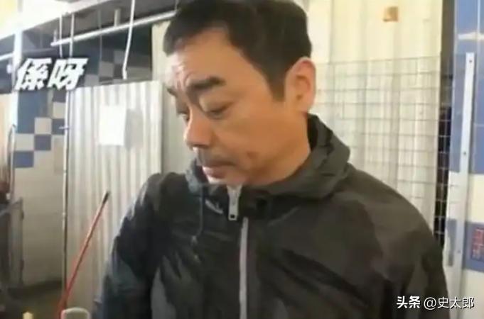 2010 年春节，刘青云独自上街买菜，被记者当成普通市民拦下采访。记者问他 “是