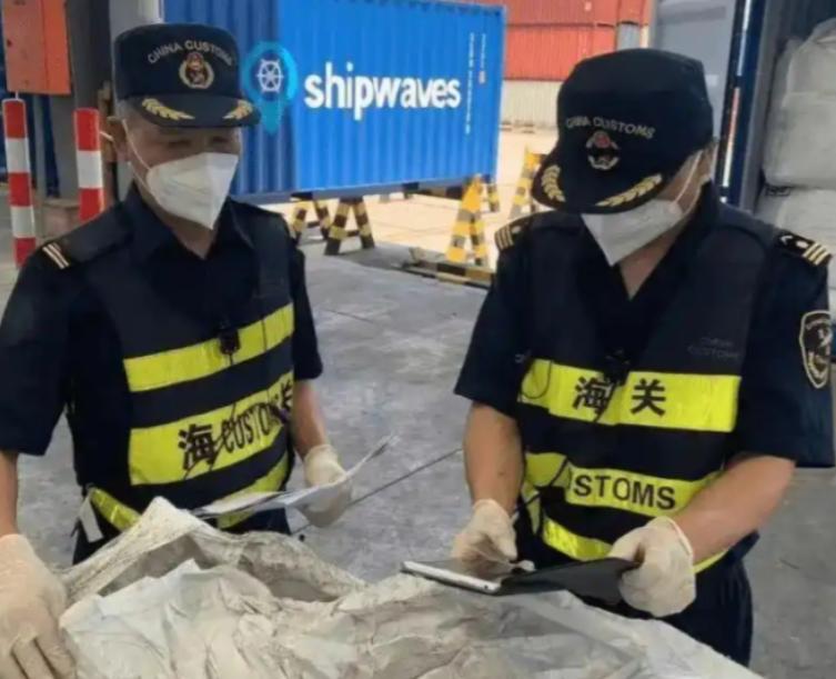 最近稀土圈出了件让人大跌眼镜的事，国家刚升级稀土出口管制，把镝、铽等关键中重稀土