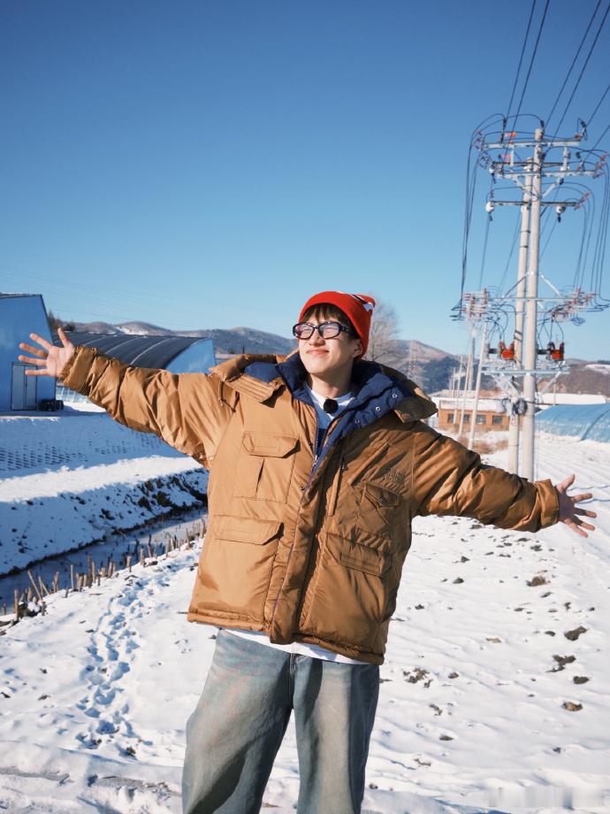 王一珩东北明信片请查收  王一珩东北雪地plog  王一珩寄来的东北明信片，是东