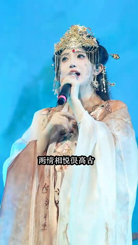 凤箫声动光转玉壶，你耳语摇曳了我两鬓流苏。生辉盼清风吹拂万家灯火，两情相悦很高古