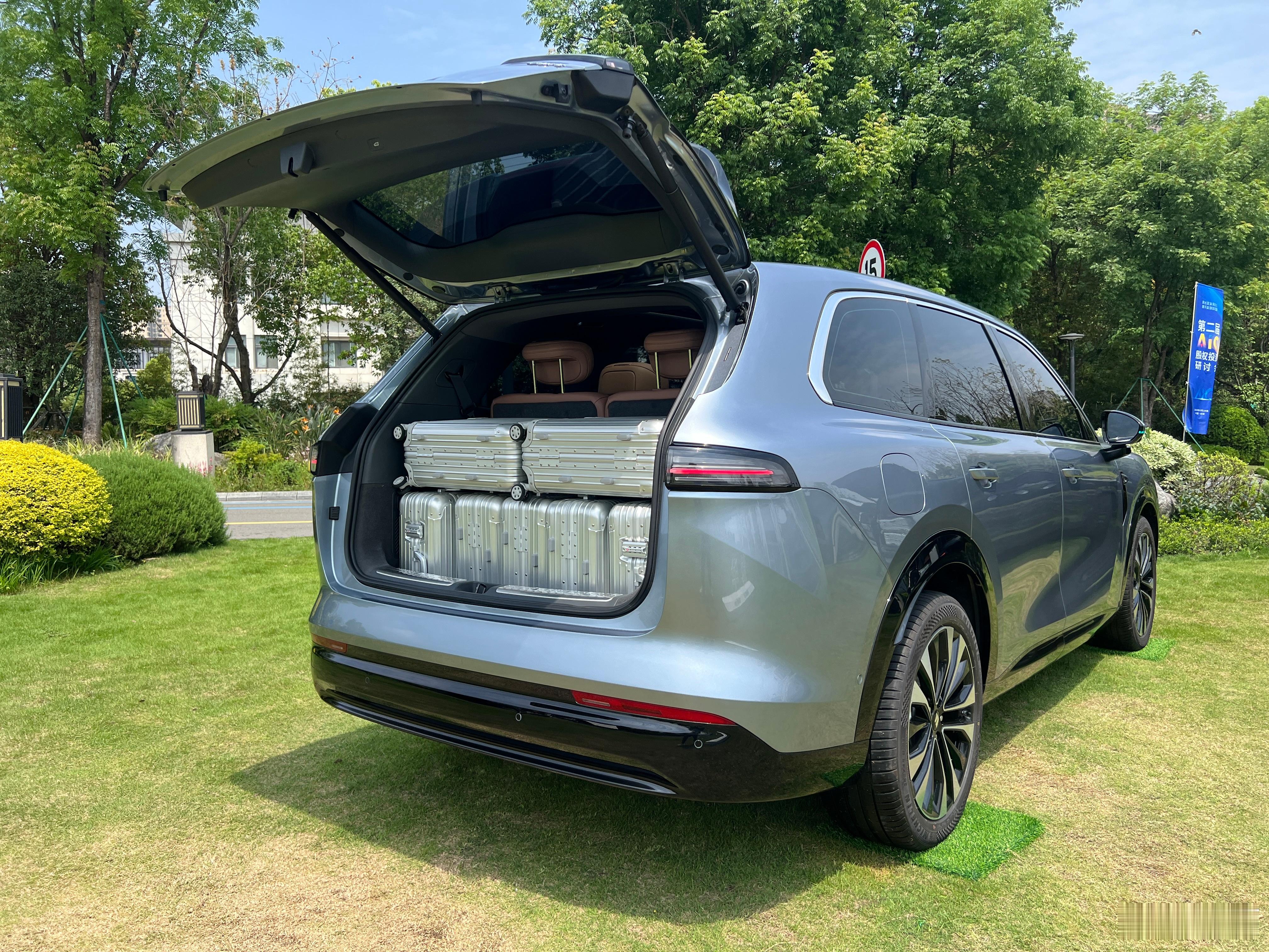 三排座中大型SUV一直有个不小的痛点就是满员状态下尾箱装载空间不够用今天实测华境