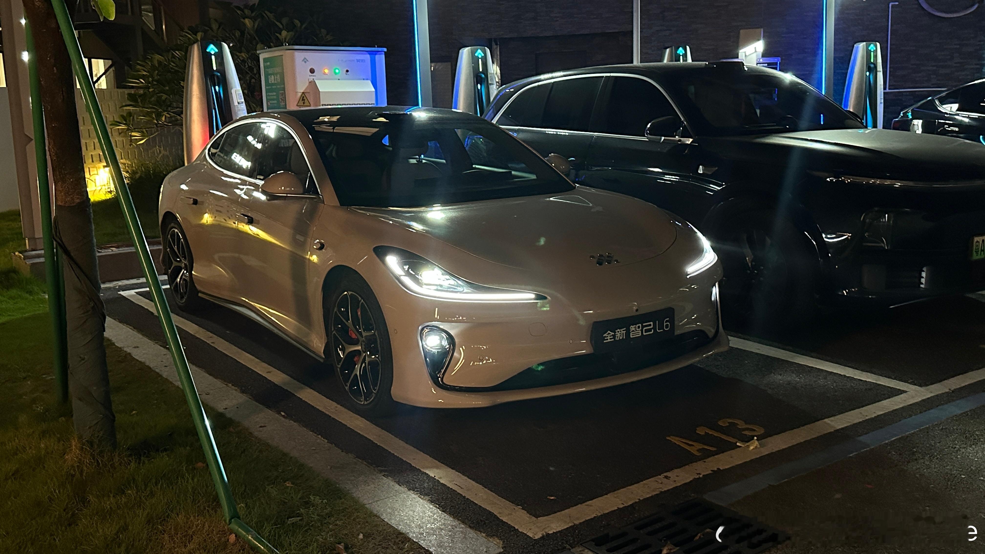 今晚下班开全新智己L6[doge]送同事回去顺路找了个充电桩补下电，200kw的