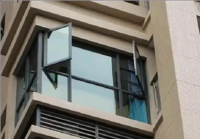 四川人冬天零下五度也照样把窗户拉开一条缝，北方游客看得直哆嗦。
湿气重得能拧出水