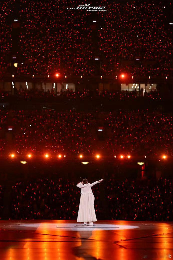 鸟巢被张杰承包的第十二夜鸟巢压轴夜，张杰唱响承包之夜，一首首经典轮番上演，全场热