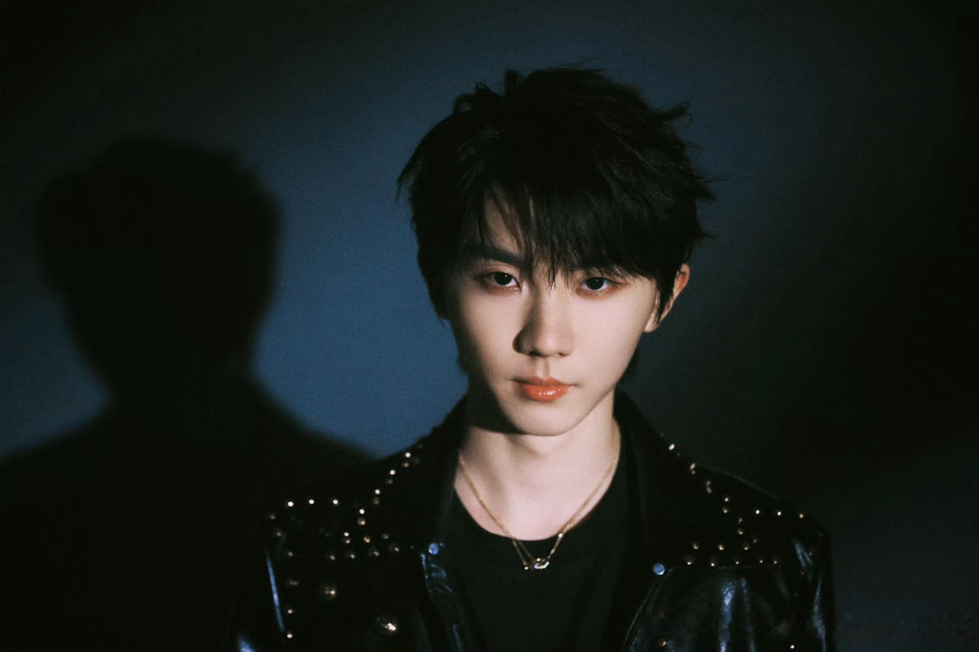 马嘉祺回头看看，期待六周年演唱会 