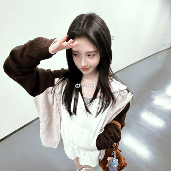 鞠婧祎布灵布灵闪闪发光 她站在那里就是焦点，鞠婧祎布灵布灵的样子太绝了，不是刻意