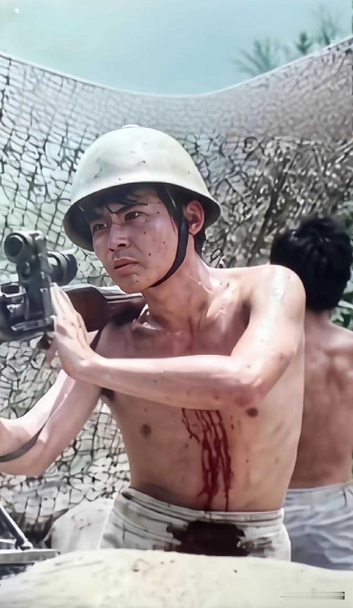 一张不敢多看的老照片：1988年，四川新津朱玉东在老山那拉中弹，撕了衣服裹住伤口