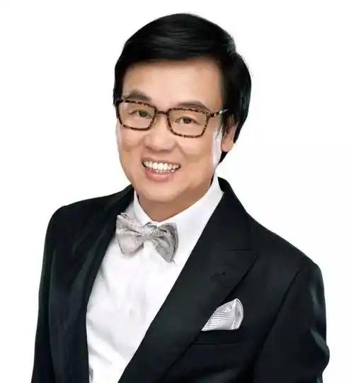 我问老公，黄百鸣那么有钱，为啥为了让妹妹得到区区百万，晚节不保呢？

老公笑着说