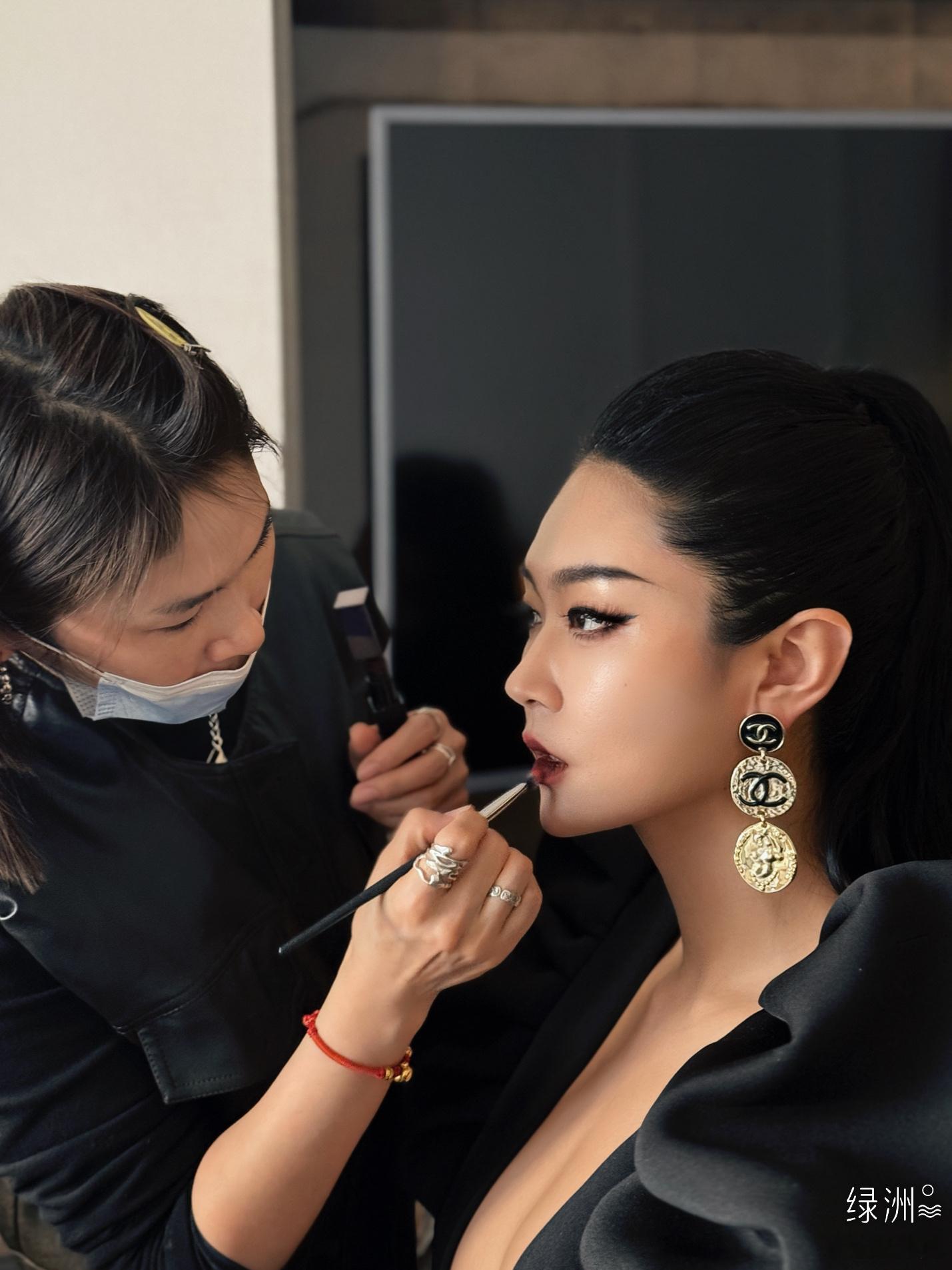 我当然不会试图摘月。我要月亮奔我而来。 绿洲