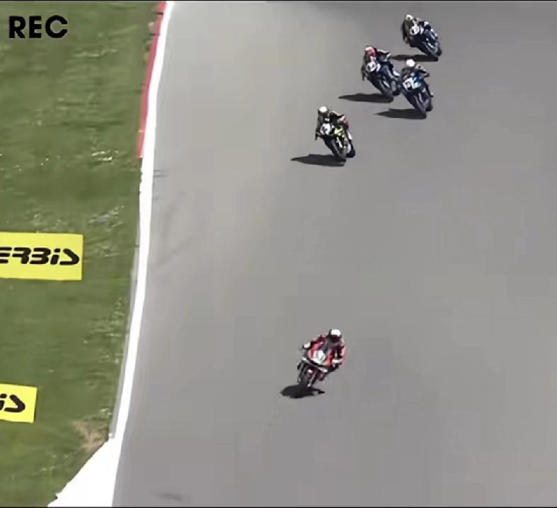 张雪机车的成功说明，让赛车手来造机车才是王道！让听得到枪炮声的人去指挥战场，才能