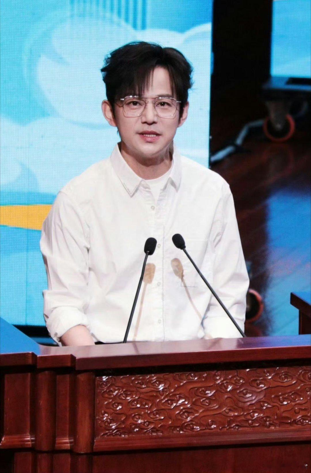 曝何炅要开演唱会网传暂定名《栀子花又开》，瞬间勾起全网情怀，也引发了大众多维度的