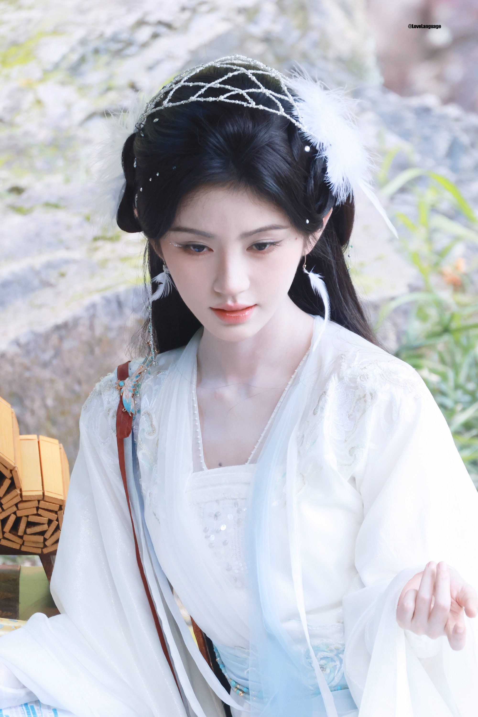 鞠婧祎阿黛 jjy鞠婧祎来战 “蝶藏鬓发 一袭蓝衣 看眸意境 纤手挽袖”