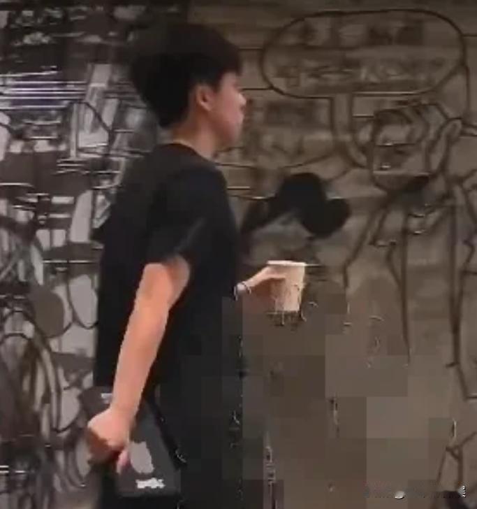 可怜的大头！教练没来澳门😢
“哎呀，这大头也太可怜了吧！教练咋就没来呢？”😟