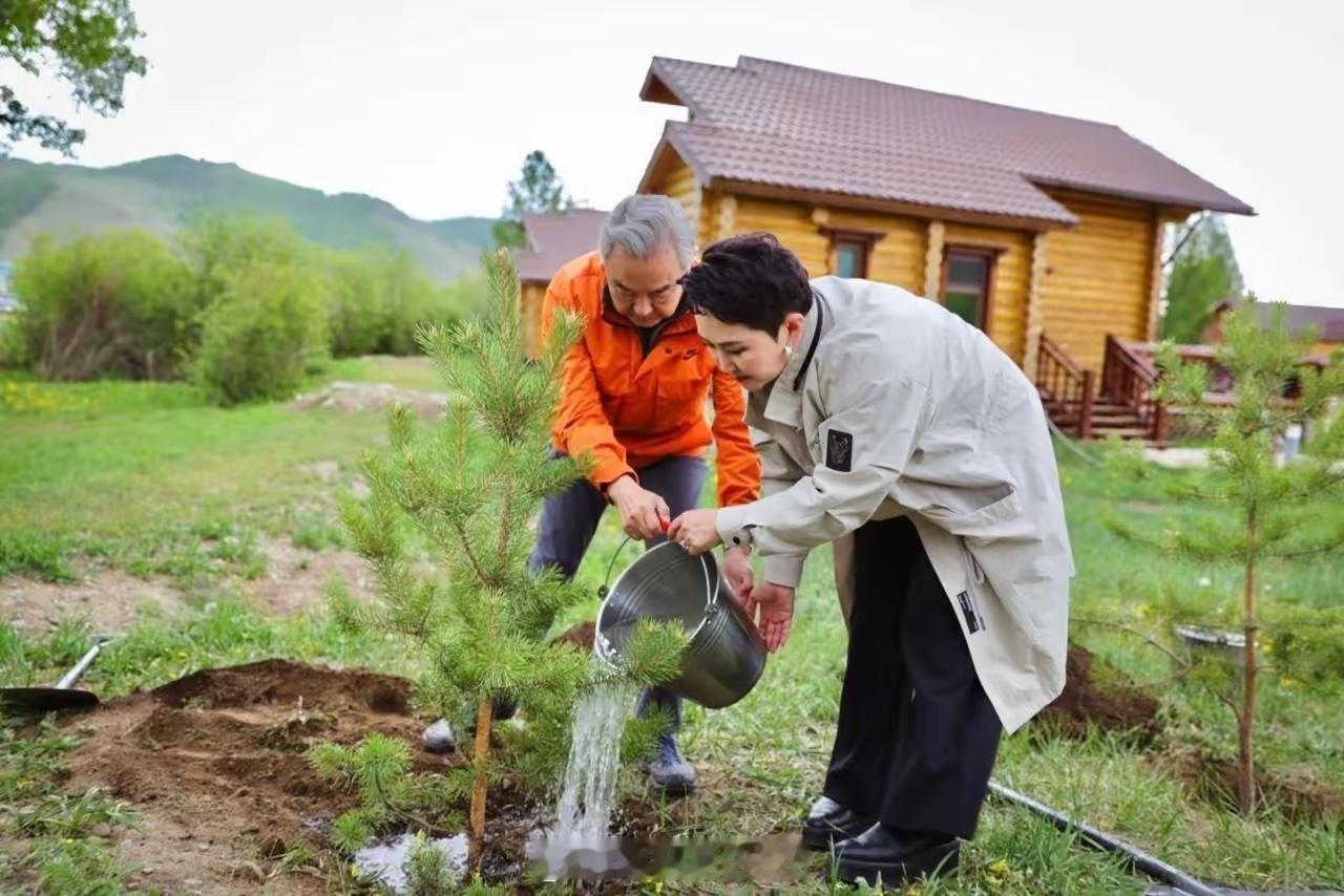 王毅外长访问蒙古国，与蒙古外长巴特蒙赫·巴特策策格的几张合影，引发蒙古民众感叹：