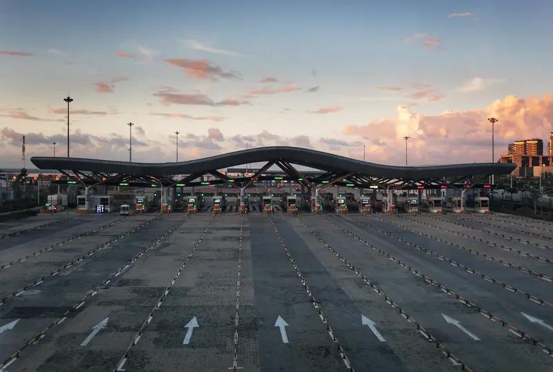 男子自驾12小时回家过年，0时卡点出收费站省了600元，本次高速公路免费通行时间